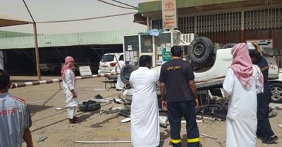 بالصور.. تعرض لنوبة صرع.. فاقتحم بمركبته وكالة سيارات!