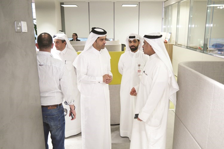 الشيخ محمد بن عبدالله ال ثاني وعدد من رؤساء القطاعات
