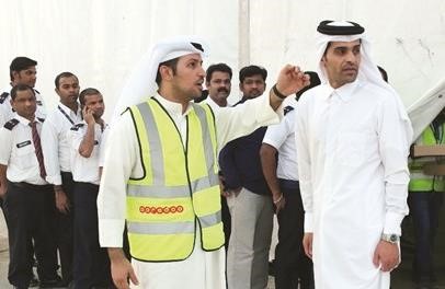 الشيخ محمد بن عبدالله ال ثاني مع احد المتطوعين
