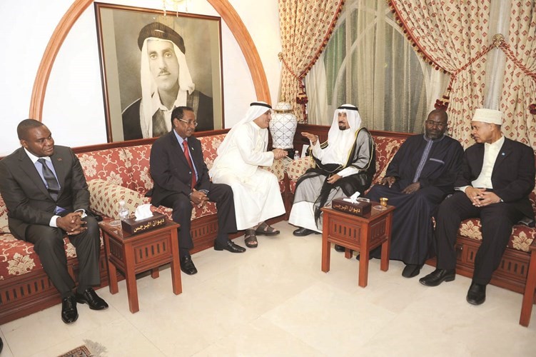 الشيخ علي الجابر والسفير عبدالاحد امباكي وعدد من الديبلوماسيين﻿