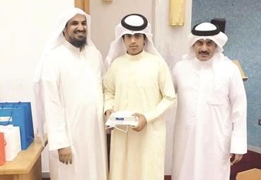 محمد المطيري مكرما احد الفائزين في المسابقة