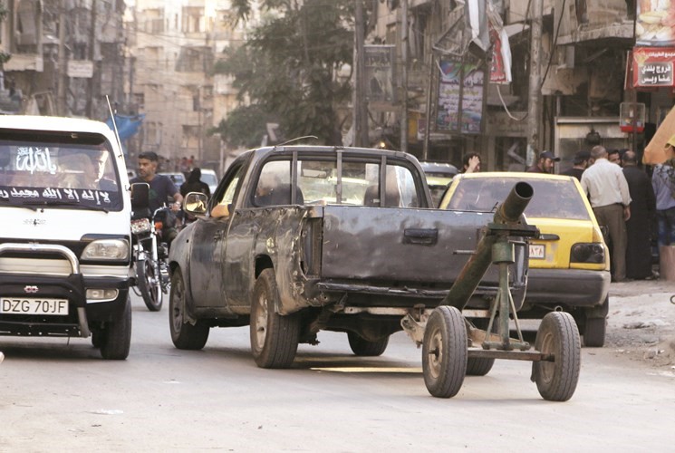 سيارة تجر مدفعا محلي الصنع في حي الشعار الذي تسيطر عليه المعارضة في حلب رويترز