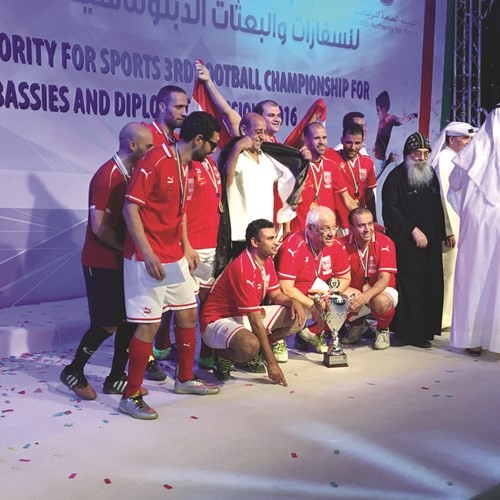 فرحة الفوز تغمر الفريق المصري عقب تتويجه بالبطولة 