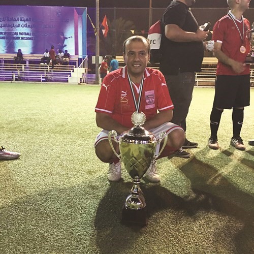 القنصل محمد عرفة مع الكاس