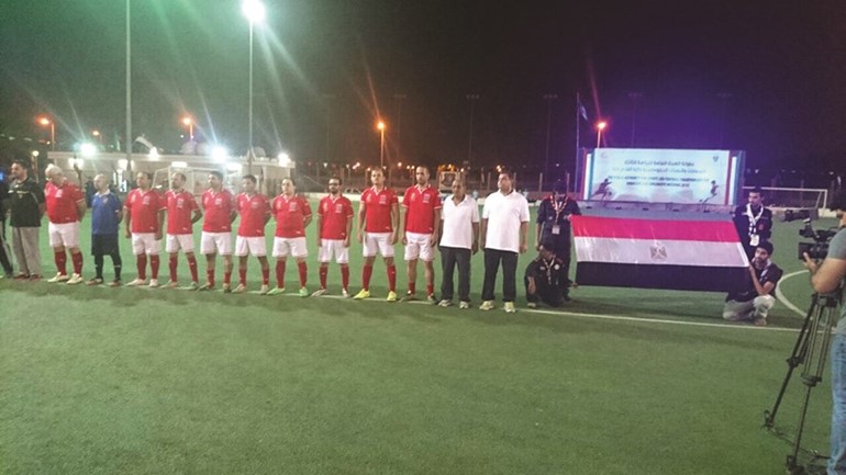 لقطة جماعية للفريق المصري وهو يستعد لخوض المباراة النهائية