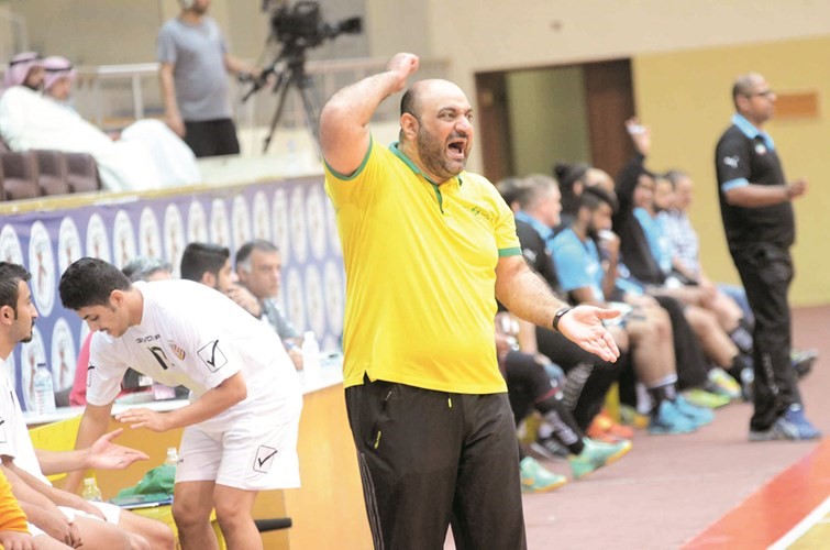 مدرب الصليبخات عباس طه اثناء مواجهة السالمية في الدوري ﻿