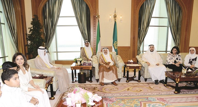 صاحب السمو الامير خلال استقباله نائب رئيس مبرة خير الكويت الشيخة مريم محمد الصباح واعضاء المبرة ومجموعة من اطفال دار الايتام
