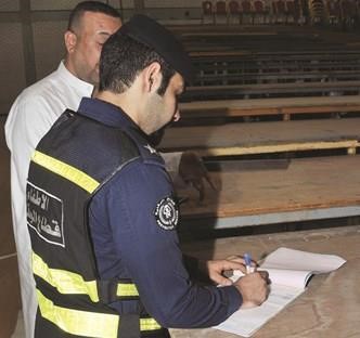 اطفائي يسجل ملاحظات رصدها