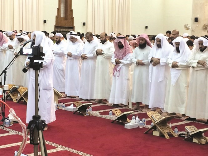 جانب من صلاة التهجد في مركز الزبن الرمضاني﻿