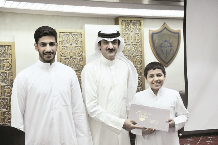 الصراف والمبارك يكرمان احد المتسابقين 