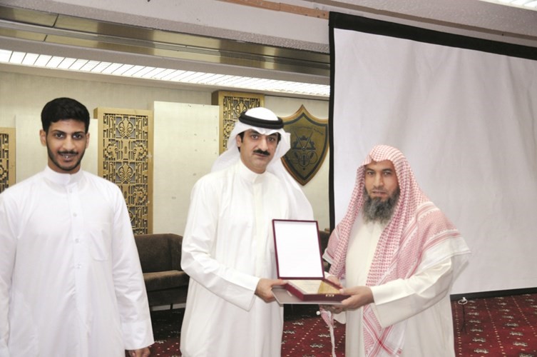 الصراف والمطيري يكرمان احد شيوخ الاوقاف 