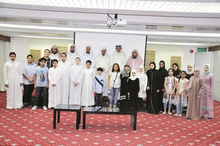 المنظمون مع الفائزين ومجموعة من المشاركين ولجنة التحكيم من الاوقاف 