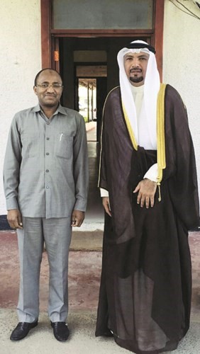 وزير الدفاع التنزاني حسين علي مويني مستقبلا السفير جاسم الناجم