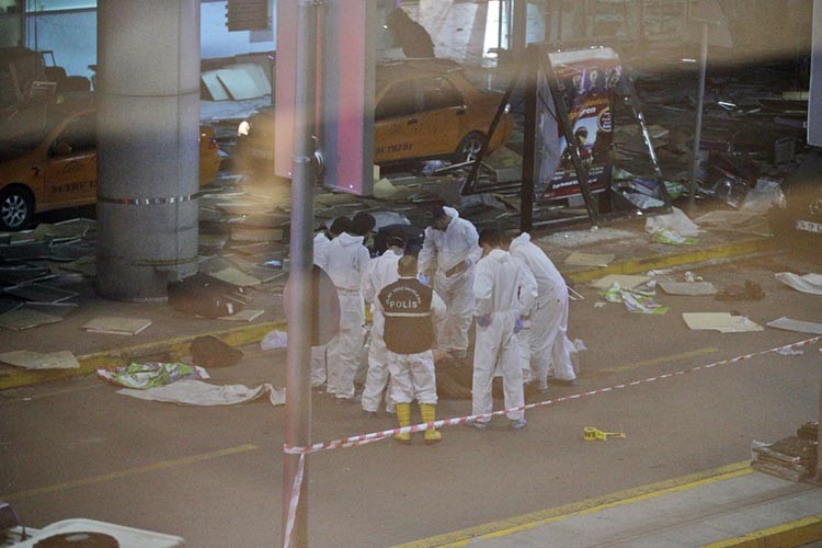 بالفيديو والصور.. 41 قتيلاً و239 مصاباً في تفجيرات انتحارية استهدفت مطار إسطنبول