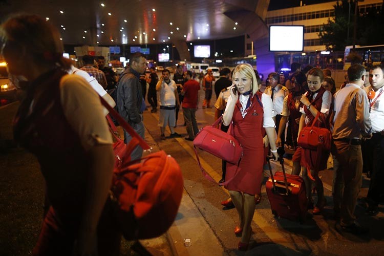 بالفيديو والصور.. 41 قتيلاً و239 مصاباً في تفجيرات انتحارية استهدفت مطار إسطنبول