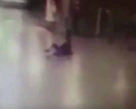 بالفيديو.. لحظة اصابة الإرهابي الثاني الذي قام بتفجير نفسه في مطار اتاتورك