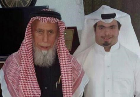 والد الشاب المصاب بـ “متلازمة داون” صاحب رد الفعل العفوي في الحرم يروي قصة ابنه وسر حبه للقرآن