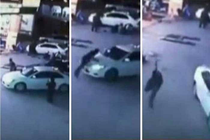 بالفيديو..لص يسرق سيارة أمام صاحبها الواقف بجانبها.. والأخير يقفز عليها لإيقافه