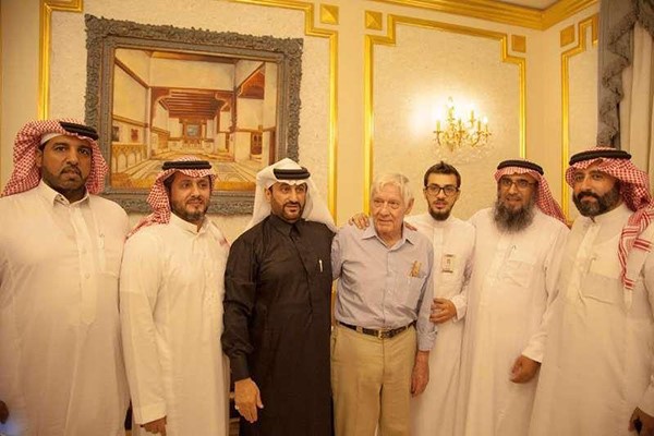 بالصور.. مهندس أمريكي يعلن إسلامه بعد قضائه 55 عاماً في المملكة 