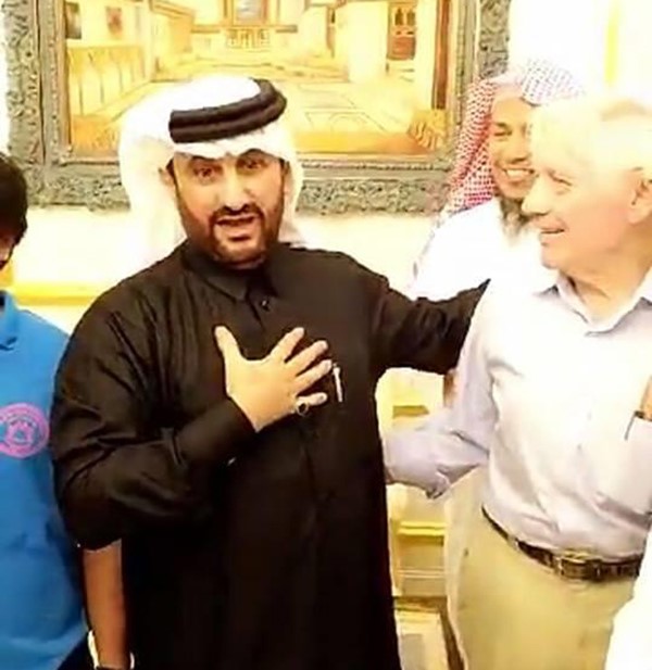 بالصور.. مهندس أمريكي يعلن إسلامه بعد قضائه 55 عاماً في المملكة 