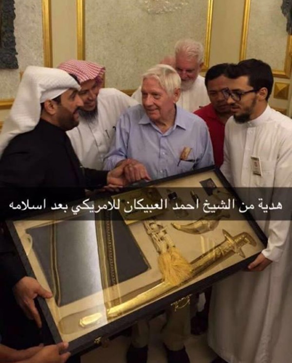 بالصور.. مهندس أمريكي يعلن إسلامه بعد قضائه 55 عاماً في المملكة 