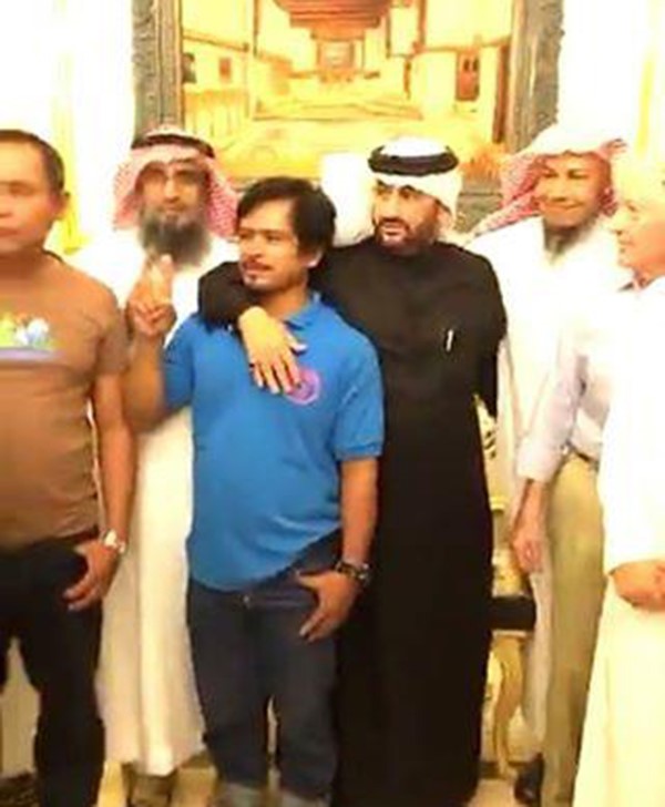 بالصور.. مهندس أمريكي يعلن إسلامه بعد قضائه 55 عاماً في المملكة 