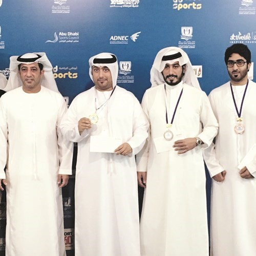 الرامي سعيد المري حاملا ميداليته 