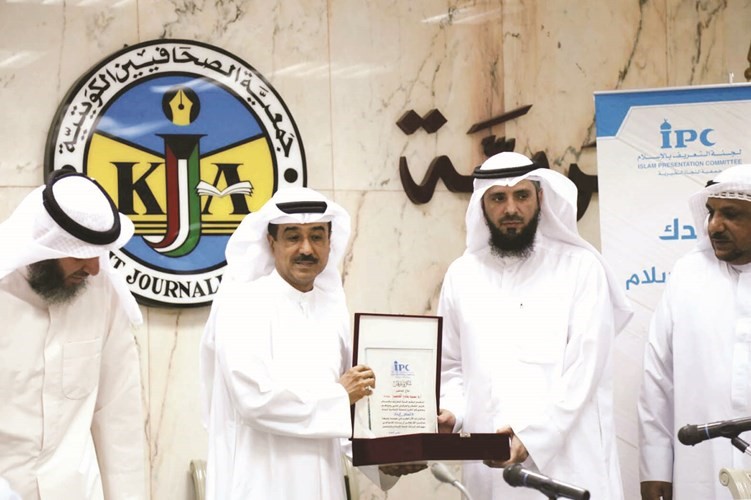 دضاوي العصيمي يكرم معبدالعزيز الدعيج