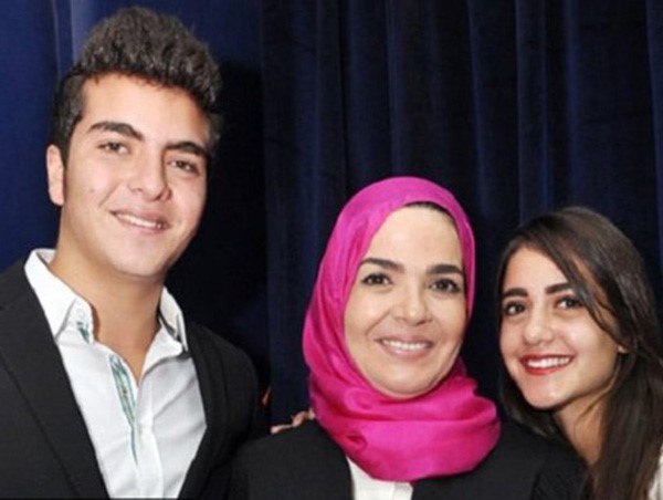 منى عبد الغني مع ابنائها