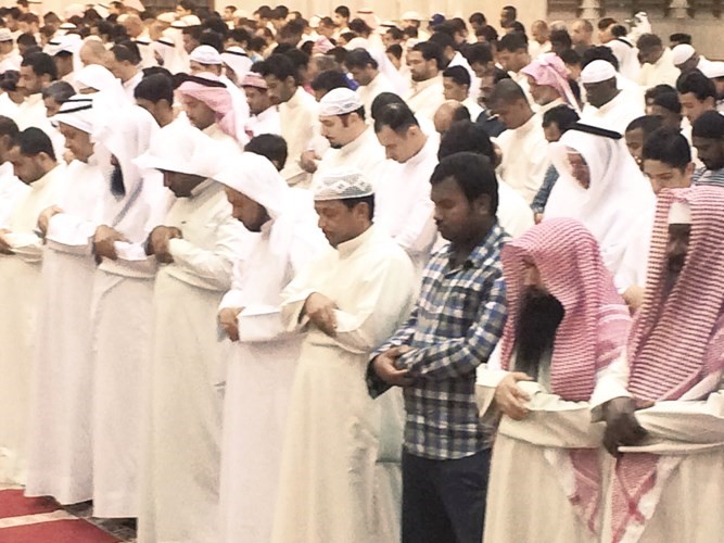 جموع المصلين في مركز الزبن﻿