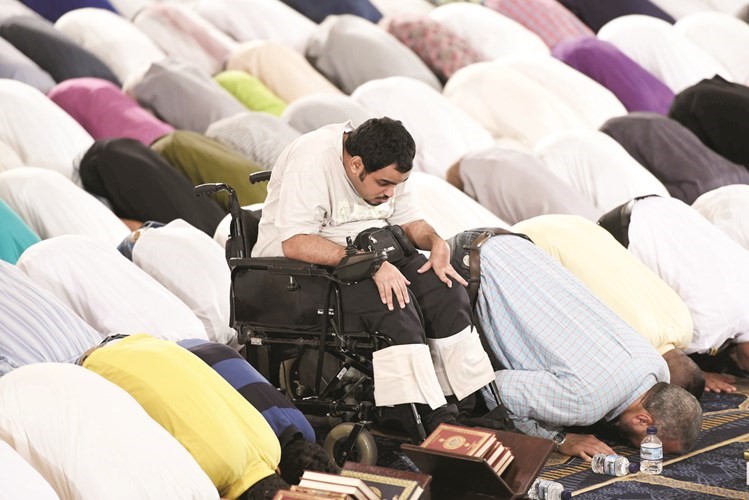 لم تمنعه حالته الصحية من اداء صلاة التهجد﻿