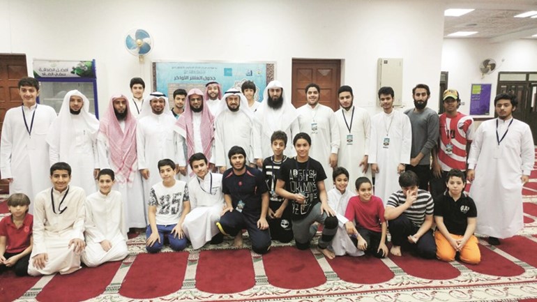 د وليد الشعيب ود خالد الحيص مع فريق عمل مسجد المدعج ﻿