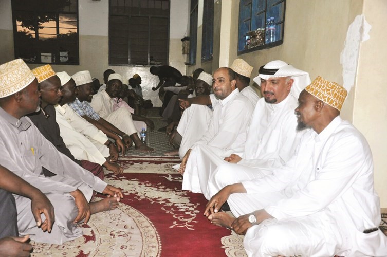 السفير جاسم الناجم مع بعض الحضور ﻿