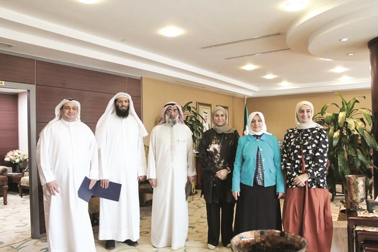 هند الصبيح متوسطة عددا من الموظفين المتميزين بهيئة القوى العاملة﻿