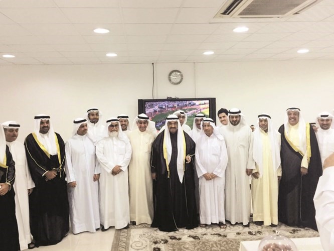 سمو الشيخ ناصر المحمد متوسطا الحضور في الديوان ﻿