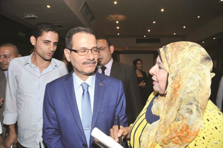  داحمد درويش متحدثا للزميلة ناهد امام 	ناصر عبد السيد﻿