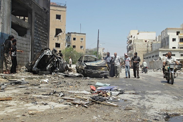 مدنيون يعاينون موقع غارة جوية على ادلب امسرويترز 