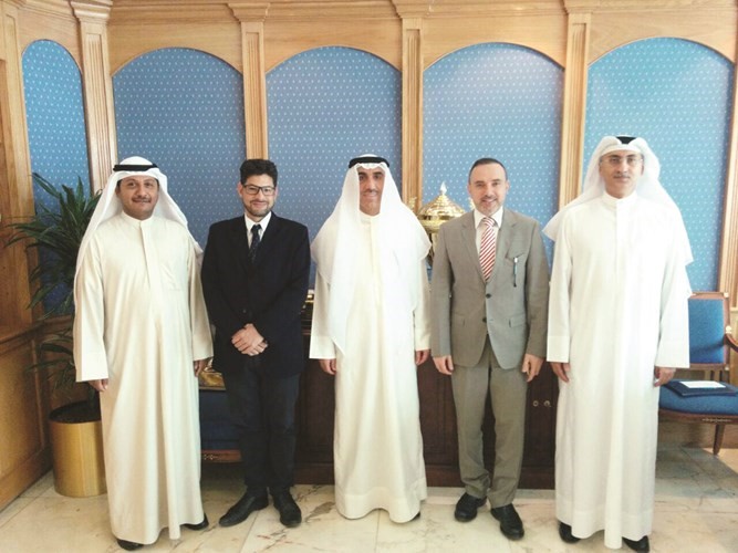 دحسين الانصاري خلال استقباله السفير الفرنسي كريستيان نخلة﻿