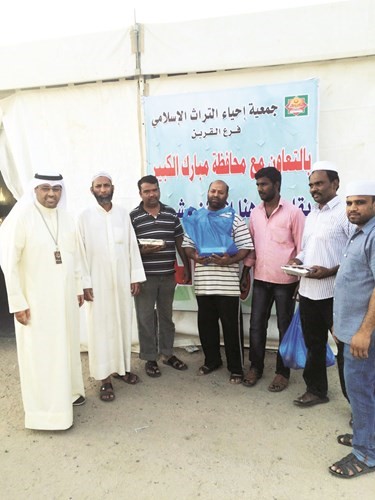 فريق العمل خلال توزيع الوجبات﻿