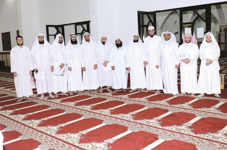 صورة تذكارية للقائمين على المسابقة