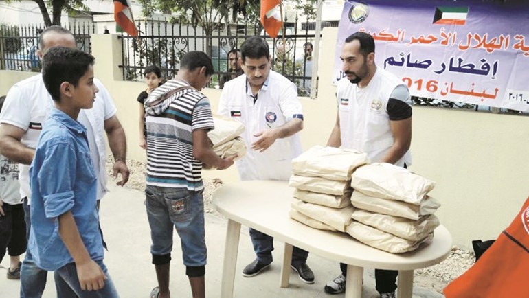 جانب من تقديم المساعدات للنازحين السوريين في لبنان عن طريق جمعية الهلال الاحمر
﻿