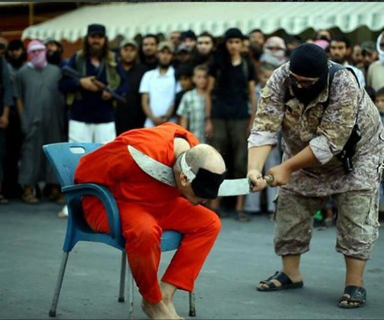 شاهد.. "بلدوزر" داعش يقطع رقبة رجل سوري في الرقة امام الحشود بسيف بتار