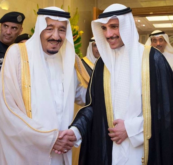 خادم الحرمين الشريفين الملك سلمان بن عبدالعزيز ال سعود مصافحا مرزوق الغانم