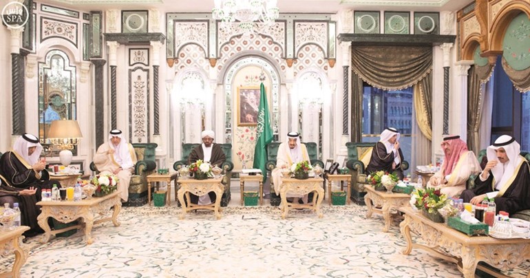 خادم الحرمين الشريفين الملك سلمان بن عبدالعزيز ال سعود وولي العهد صاحب السمو الملكي الامير محمد بن نايف وصاحب السمو الملكي الامير خالد الفيصل امير مكة والرئيس السوداني عمر البشير ورئيس مجلس الامة مرزوق الغانم ورئيس مجلس الوزراء وزير الداخلية القطري