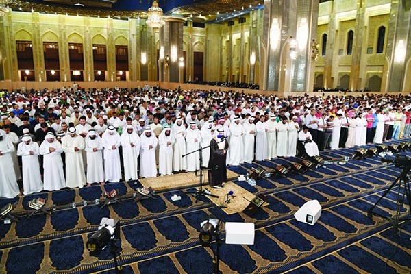 الاف المصلين يؤدون صلاة التهجد في المسجد الكبير ليلة 25 محمد هاشم
