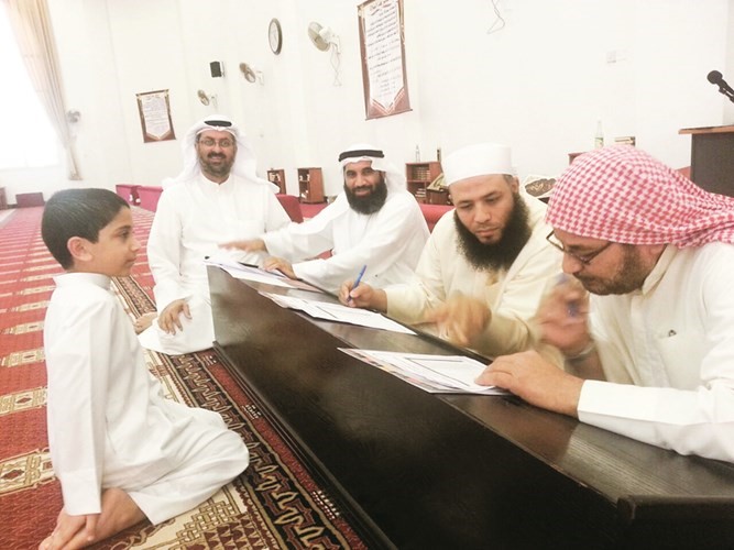 المحكمون يقيمون حفظ احد المشاركين﻿