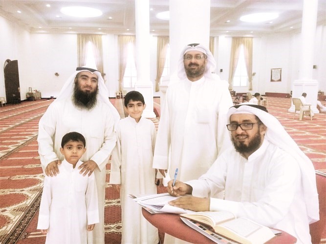 عدد من الاطفال المشاركين مع اعضاء اللجنة﻿