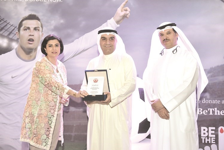 عامر نجم رئيس ادارة الفروع بـ الاهلي المتحد يتسلم التكريم نيابة عن البنك لرعايتـه للحملـة من د ريم الرضوان مدير ادارة خدمات نقل الدم و د جمال الحربي الوكيل المساعد في وزارة الصحة
