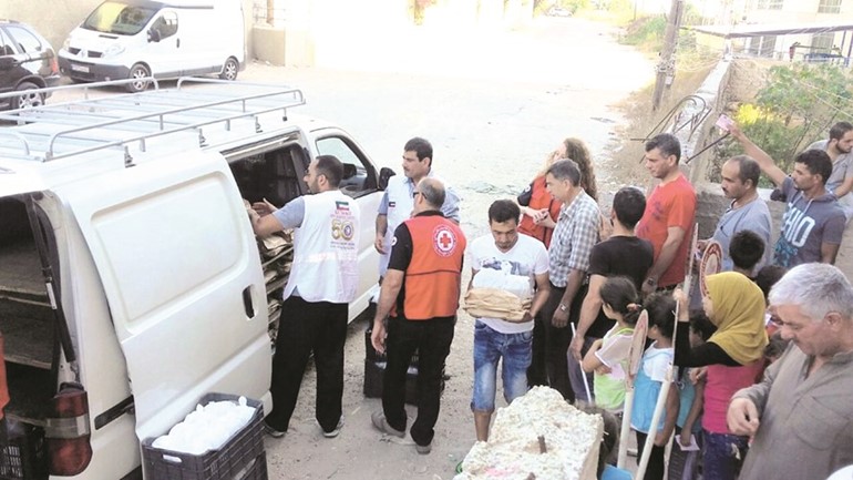 جانب من توزيع وجبات الافطار على نازحين سوريين في لبنان
