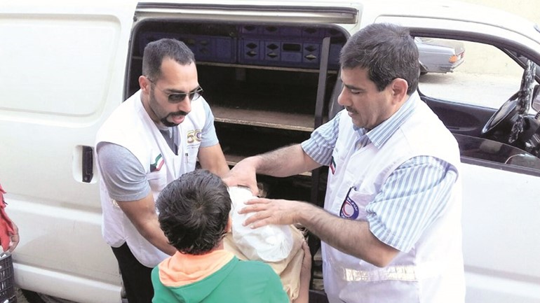 «الهلال الأحمر» تواصل توزيع وجبات الإفطار على نازحين سوريين في لبنان